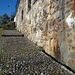INDICAZIONE per raggiungere Pezzo:<br />Il sentiero N.3 (non barrato e in bianco e rosso) parte già dal parcheggio anche se, in realtà, occorre percorrere prima tutta la via Don Giacomo Galli, quindi poi svoltare a destra in direzione della frazione Pezzo e dopo circa 200 metri di stradina asfaltata (trattasi di via Regina Margherita) svoltare a sinistra percorrendo il sentiero che, nella parte iniziale, costeggia un bel muretto in pietra. <br />Prestare attenzione a questa svolta e alla chiara freccia bianca, posta all' inizio del muretto in pietra, che indica la direzione. (La suddetta freccia è ritratta a destra in questa foto) <br />Così facendo si arriva brevemente a Pezzo, evitando la noiosa stradina asfaltata.