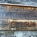 Indicazione lignea a Carcente...<br />Qui occorre andare a destra e poi subito a sinistra... (vedi foto successiva)