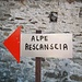 Nuova indicazione presente ai Monti di Carcente.<br />Proprio di fronte, ad un metro circa, è presente la "vecchia" scritta bianca "SANT'AMATE".<br />Tale scritta/indicazione "SANT'AMATE" non è facilmente visibile per chi arriva appunto da Carcente e dai Monti di Carcente.<br />NOTE<br />Qui l' Alpe Rescascia viene chiamata "Rescanscia", proprio come usano chiamarla i "locals"