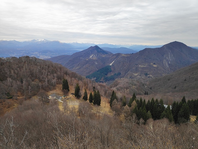 Dalla cresta del Monte La Teggia, vista sul rifugio