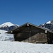 einfache - ruhige - Alphütte, mit Schafarnisch und Schibe im Hintergrund ...