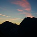 Die erste Wölkchen leuchten im Morgenlicht.<br /><br />Links ist der Scheibler (2978m), rechts die Kuchenspitze (3148m).