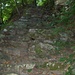 Il percorso "penetra" nella roccia sfruttando la paziente opera dell'uomo che ha creato una lunga scalinata