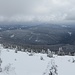 und ein Blick nach Norden über den flacherern Teil des Riesengebirges. Links unten ist das Skigebiet am Hromovka zu sehen. 