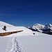 Tiefverschneites Alpgebäude auf dem Gulmen
