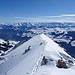 Blick über den Gipfelgrat nach Obersaxen