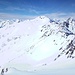 Hier beginnt der sehr steile Abstieg zum Skidepot; Blick zum Upi(a)kopf mit seinem schönen Skihang (etwas wenig Schnee zur Zeit der Aufnahme)
