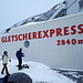 <b>L’escursione inizia alla stazione a monte della Pitztaler Gletscherbahn, una sorta di metro in galleria che da Mittelberg (1740 m), in otto minuti porta i turisti a 2840 m di quota, ai piedi del ghiacciaio. Uscito dalla stazione sono investito da gelide raffiche di vento che mi inducono ad una veloce preparazione per la partenza. </b>