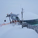 <b>Il caffè più alto d'Austria: il "Cafè 3440".<br />Ha la forma di un cornicione di neve ed è stato realizzato su progetto dell'architetto Carlo Baumschlager (nato a Bregenz nel 1956), dal 2007 professore alla Akademie der Bildenden Künste München. <br />Da questo moderno edificio il vertiginoso sguardo precipita sui ghiacciai sottostanti, oggi ammantati dalla nebbia.</b>