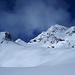 <b>Alla quota di circa 2960 m raggiungiamo la spianata del ghiacciaio Mittlerer Löcherferner, i cui crepacci sono completamente occultati dalla neve. Là in fondo, ad un chilometro di distanza si alza la piramide bianca del K2. È uno spettacolo della natura! </b>