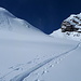 <b>Philipp disegna delle lunghe traverse, che ci permettono di raggiungere la sella a nord del K2, a circa 3210 m di quota. </b>