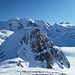 Blick zum vorher über den im Schatten liegenden Schneehang bestiegenen Piz Trovat