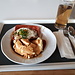 <b>Alle 12.15 posso pranzare al ristorante del Gletscherexpress: Fleischkäse mit Spiegelei & Kartoffelpüree.</b>