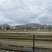 Blick vom Bahnhof Sélestat, wo ich in den Bus umstieg, auf den Hahnenberg in der rechten Bildmitte. Links hinten auf dem spitzen Berg die Hohkönigsburg.