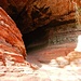 In der Felswand entstanden durch die Erosion Felsspalten und Höhlen.