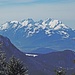 Ein scheuer Blick über das Rheintal zum Alpstein (Zoom).