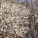 Muro di contenimento in pietra a secco, nei pressi dalla Cava di Schilera. 