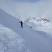 Zuoberst steil, aber abgeblasen und daher vertretbar, geht es aus dem Steilhang hinaus