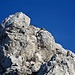 Auf halber Höhe ist eine bauchige Wand (rechts) zu überwinden. Die Schlüsselstelle der Tour, an der man sich schon beim Aufstieg die Schrittfolge für's herunterkommen einprägen sollte - weil man von oben nichts sieht.