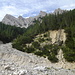 Das Bachbett auf der anderen Talseite geht es hinauf. Oben die Gipfel der Croda del Pomagagnon. Wo der höchste Punkt ist, ist von hier aus schwierig zu bestimmen, ca. beim roten Bobbel. Rechts davon die Croda de Longes, links hinten Testa del Bartoldo.