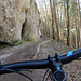 weiter geht es auf dem Wanderweg an diesem Felsen vorbei, - der Weg ist schmal und auf dem Bike darf man keine Platzangst entwickeln.