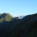 Salendo al pizzo di Nona: al centro dell'immagine il passo di Drocaccia, sulla SX i tre Pizzi e sullo sfondo le alpi del Vallese