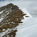 Ankunft auf dem verwächteten SSW-Grat, oben links die Gipfelfelsen und darunter das beginnende Gipfel- bzw. Zentralcouloir