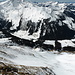 Tiefblick vom Gipfel über das Zentralcouloir, links die Aufstiegsrippe, gegenüber Tête à Josué, darüber links Para-Gruppe, rechts prominent u.a. Les Cornettes de Bise