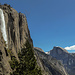 Yosemite Fall und Half Dome in einem Bild. Außerdem - fast nicht erkennbar rechts neben dem Wasserfall - die Granitnadel des Lost Arrow Spire