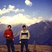Nepal 25.02.1985. Io ed Emilio in sosta a Poon Hill (3290 m), sul percorso del trekking Pokhara-Jomosom. Alle nostre spalle i colossi himalayani dell’Annapurna South (in centro foto, 7219 m) e dell’Annapurna I (a sx, 8091 m, che è stato il primo ottomila ad essere salito da alpinisti francesi nel 1950. Oggi questa cima è considerata uno dei più pericolosi ottomila, a causa dei suoi pericoli oggettivi).