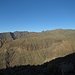 Die Felszapfen des Roque del Magro und des Roque del Sombero von der Höhenstraße GM-2 aus gesehen - beim Sombero muß man aus (fast) allen Richtungen zweimal hinsehen, bis er als besonderes Ziel auffällt - denn er wird durch den 200 m höheren Hintergrund des Alto de Tacalcuse überragt.