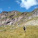 Pascolo dell'Alpe Giove. Davanti a noi la bastionata da risalire su un facile sentiero per raggiungere i pascoli sovrastanti del Busin