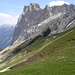 schwere, brüchige Nordwand und die leichte, begrünte Südseite....das ist die Gehrenspitze