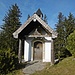 Neben dem Berggasthof findet sich eine kleine Kapelle zum Gedenken an die Gefallenen der beiden Weltkriege.