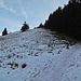 Am Gipfelaufbau zweigt der Steig ab, der steil hinauf...