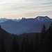 Am Hirschberg vorbei reicht der Blick bis ins Karwendel.