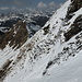 Im Zentralcouloir zwischen Eisfall und 3m Stufe: Blick über die N Begrenzungsrippe zur Chirgelischibe, darüber u.a. links Fromattgrat und Seehore, rechts Niderhore