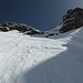 Blick durch das S Parallelcouloir hinauf zum z.Z. dünn verschneiten Flaschenhals, wo ich vor zwei Jahren in bestem Trittschnee aufgestiegen bin