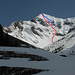 Letzter Blick zurück zur Schattigi Schibe W-Flanke: rot die beschriebene Abfahrtsroute, blau die mögliche Variante bei genügender Einschneiung