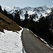 Alpstrasse zwischen Obers Chirgeli und Vordere Fildrich: dank letzten Schneeresten an der Alpstrasse kann ich die Ski noch für ein paar kurze Augenblicke anbehalten....darüber von rechts Rauflihore und -grat