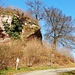 Die Burg bestand aus einer auf dem Felsplateau, und einer Unterburg, die sich rings um den Felsen gruppierte.