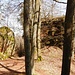  Der östliche dieser kleineren Felsen bildet zusammen mit dem Hauptfelsen einen nur wenige Meter breiten Durchgang, der vielleicht als inneres Burgtor genutzt wurde. 