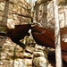 Umgestürzte Riesenklötze bilden hier eine wilde Felsszenerie.