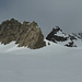 Ankunft beim Felssporn von P. 2621, rechts davon P. 2860 am Beginn des Steinlouwihorn SE-Grats, ganz rechts der Hauptgipfel