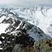 Gipfelpanorama Richtung SW: vorne das Golegghoren mit dem SE-Couloir, links das Hiendertellithoren, darüber das Oberaarhorn, über dem Hubelgletscher von links Hienderstock, Hubelhoren, Trifthoren und Ewigschneehoren, darüber von links, z.T. in den Wolken, Finsteraarhorn, Lauteraar- und Schreckhorn