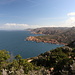Im Abstieg zur Cala Tinnari - Blick entlang der Costa Pardiso. Auch die gleichnamige, etwa nordöstlich gelegene Siedlung ist zu erahnen.