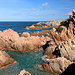 Unterwegs an der Costa Paradiso - Rötliche Felsen prägen die Küste.
