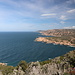 Im Aufstieg von der Cala Tinnari - Blick entlang der Costa Pardiso, wo auch die gleichnamige Siedlung zu erahnen ist. Mit viel Fantasie ist im Hintergrund auch Korsika auszumachen (links).