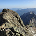 Rückblick zum Dossen-Nordgipfel (P3138), tief unten auf dem Grat die Dossenhütte