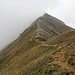Dal Passo di Avero ecco il primo tratto di cresta da risalire, tutto il rimanente percorso è coperto dalle nuvole.
